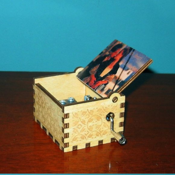 Mini TITANIC Hand Crank Music Box plays "My Heart Will Go On" Etched Wooden Box - Picture 4 of 8